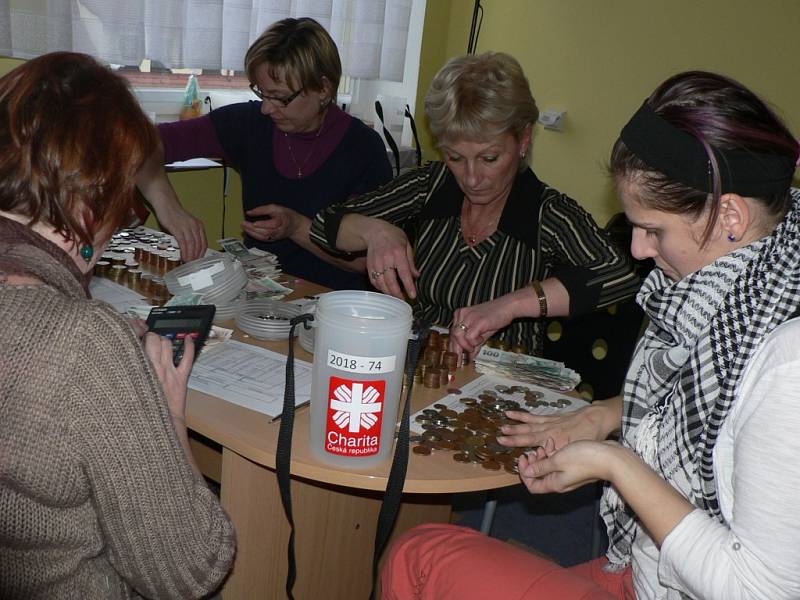 Na pelhřimovské charitě se počítal výsledek letošní Tříkrálové sbírky.