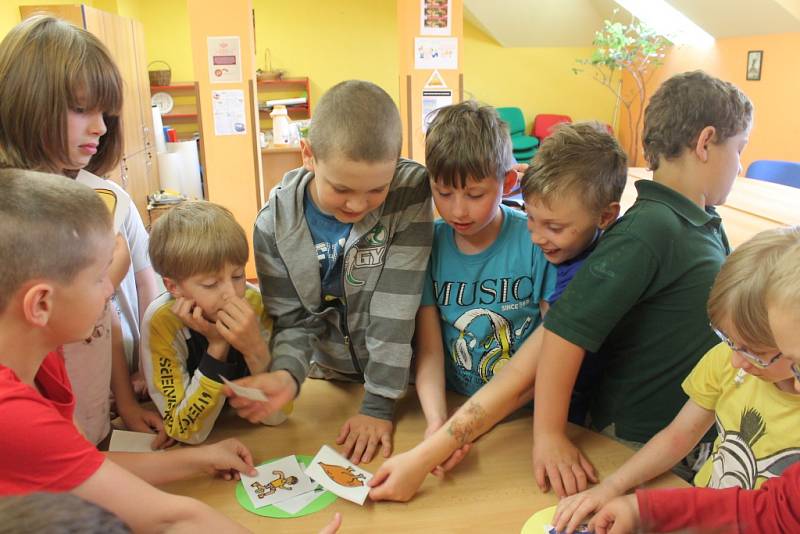 Jednohubky, vajíčka ve tvaru slepiček či obložený toustový chléb se zeleninou. Na těchto dobrotách si v pátek pochutnali v pelhřimovské knihovně školáci ze Základní školy Pelhřimov, Komenského, která zajišťuje vzdělávání dětem s mentálním postižením.