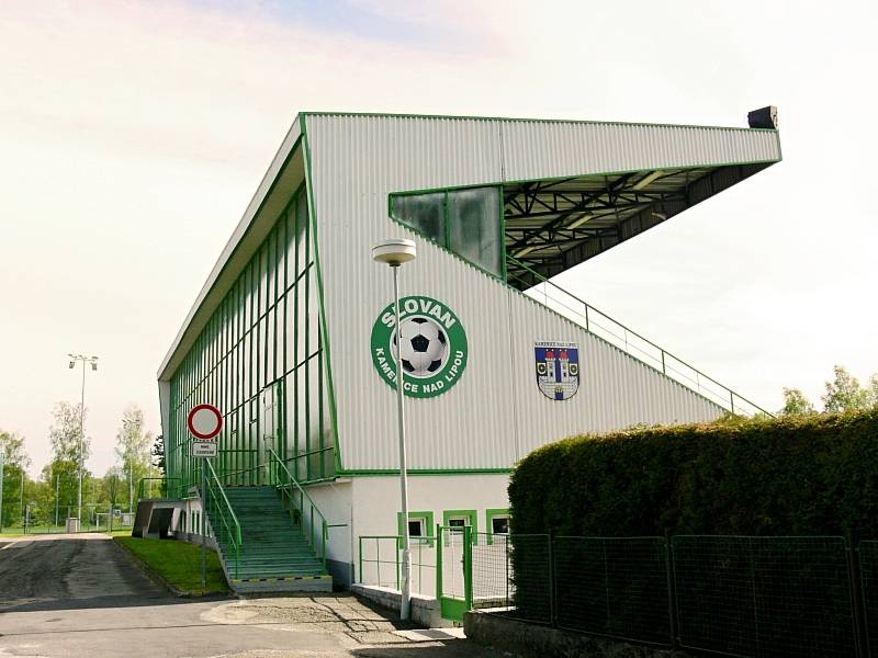 Stadion v Kamenici nese jméno po herci Vlastovi Burianovi.