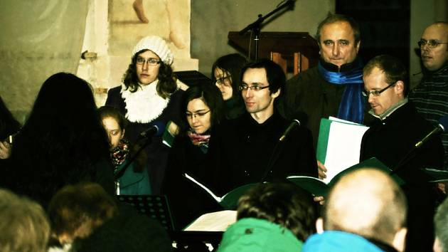 Peníze ze vstupného na sérii koncertů sboru Schola pomohou  postiženým Štěpánkovi Bartoňovi a Honzíkovi Vackovi. 