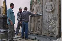 Jan Vodáček pracuje na obnově osmi kamenických epitafů o rozměrech 103 x 213 centimetrů. 