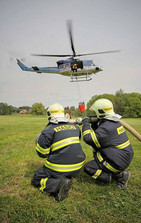Pokud by velitel zásahu uznal, že je nutné k hašení požáru ve špatně přístupném terénu povolat pomoc, z Prahy, nebo z Brna by na Vysočinu dorazil policejní vrtulník se závěsným vakem.