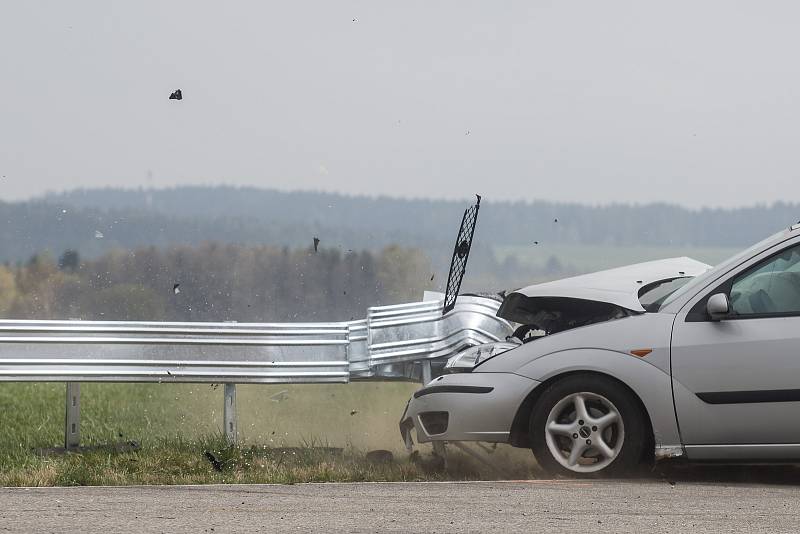 Dopravně preventivní akce k problematice přesunů kolon armádních vozidel a představení nových bezpečnostních svodidel.