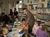 Děti se v knihovně setkaly s Karlem Čapkem i Pohádkovým pošťákem.