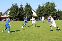 Fotbalisté Telče (v modrém) v minulém kole získali bod v Novém Rychnově, v neděli pokřtí svůj zrekonstruovaný stadion utkáním s Lučicí.
