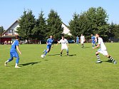 Fotbalisté Telče (v modrém) v minulém kole získali bod v Novém Rychnově, v neděli pokřtí svůj zrekonstruovaný stadion utkáním s Lučicí.