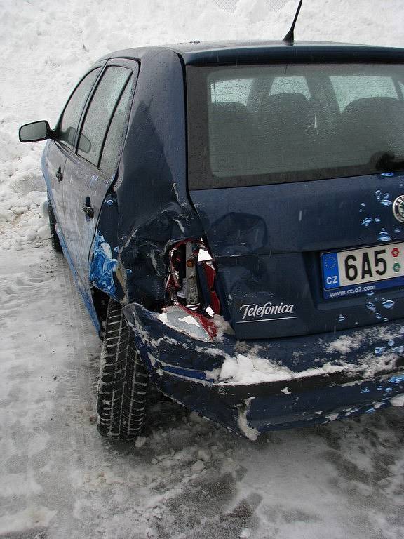 Úterní nehoda na dálnici D1, na 85. kilometru ve směru na Prahu, se obešla bez zranění. Odnesly to plechy a světla na obou autech. O odstranění poškozených vozidel se postarala firma Pretol. 