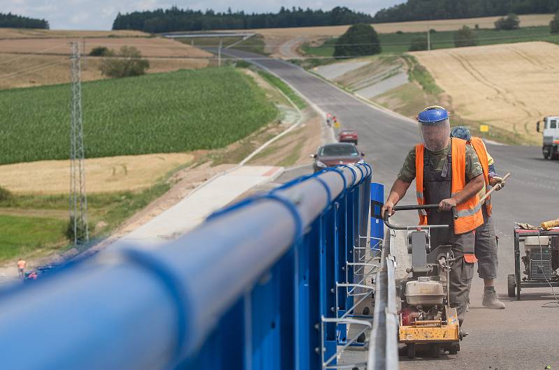 Práce na stavbě nové silnice I/34 Božejov, Ondřejov, Pelhřimov stále pokračují a už se pomalu blíží ke zdárnému konci.