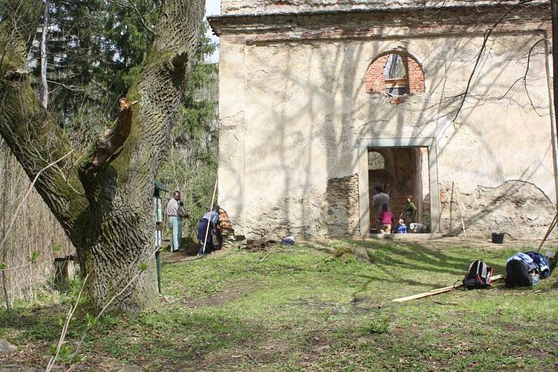 O záchranu kaple svaté Anny u Pelhřimova usiluje sdružení Zelené srdce už čtrnáct let.