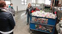 Nevšední exkurze do světa odpadu doplnila při dni otevřených dveří v pelhřimovském sběrném dvoře kvalifikovaným výkladem Zdeňka Lišková, vedoucí odpadového hospodářství v pelhřimovských technických službách.