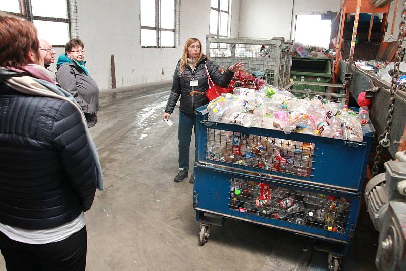 Nevšední exkurze do světa odpadu doplnila při dni otevřených dveří v pelhřimovském sběrném dvoře kvalifikovaným výkladem Zdeňka Lišková, vedoucí odpadového hospodářství v pelhřimovských technických službách.