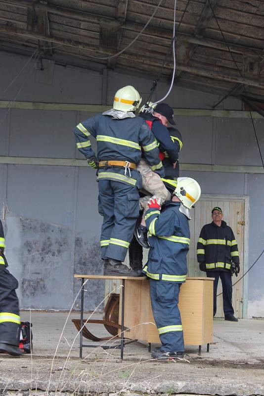 V Želivě se konalo společné cvičení organizace Hasiči Želiv 2, která se zabývá výcvikem psů, a dobrovolných hasičů z okolí.
