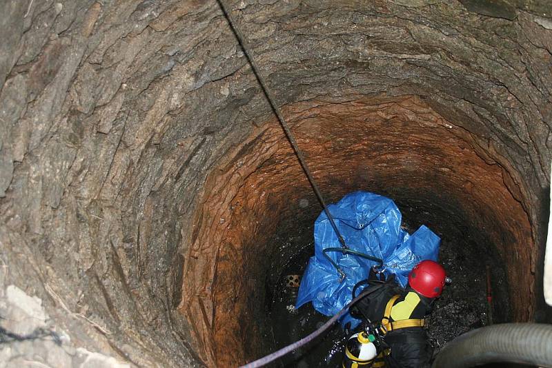 Osm let bylo tělo zavražděného muže ukryto ve studni na pozemku rodinného domu v Pacově