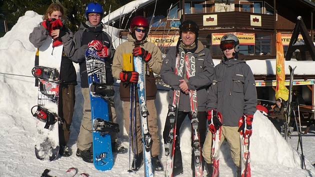 Někteří kluci si s sebou vezli místo lyží snowboard. „Běžkařina mě nebere,“ zakřenil se Vojtěch Přikryl (vlevo)