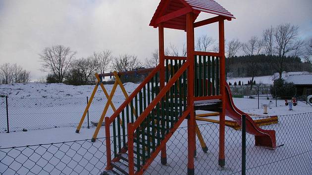  Část vybavení hřiště, jako trampolína nebo posezení pro matky, je přes zimu uklizená.