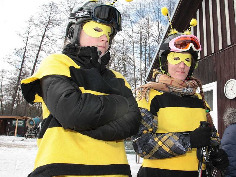 Na sjezdovce u Křešína se konal karneval.