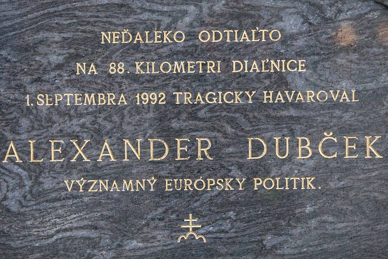 Pomník Alexandra Dubčeka na 88. kilometru dálnice D1.