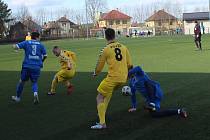 V posledním přípravném utkání před startem jarní části soutěží podlehli fotbalisté Žirovnice (v modrém) Sokolu Bedřichov 1:5.