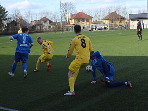 V posledním přípravném utkání před startem jarní části soutěží podlehli fotbalisté Žirovnice (v modrém) Sokolu Bedřichov 1:5.