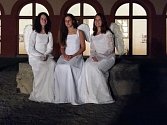 Při nočních prohlídkách v želivském klášteře se návštěvníci setkají i s anděly. Na snímku jsou Antonie, Michaela a Alena Radilovi. 