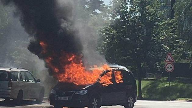 V Pelhřimově v úterý hořelo auto.