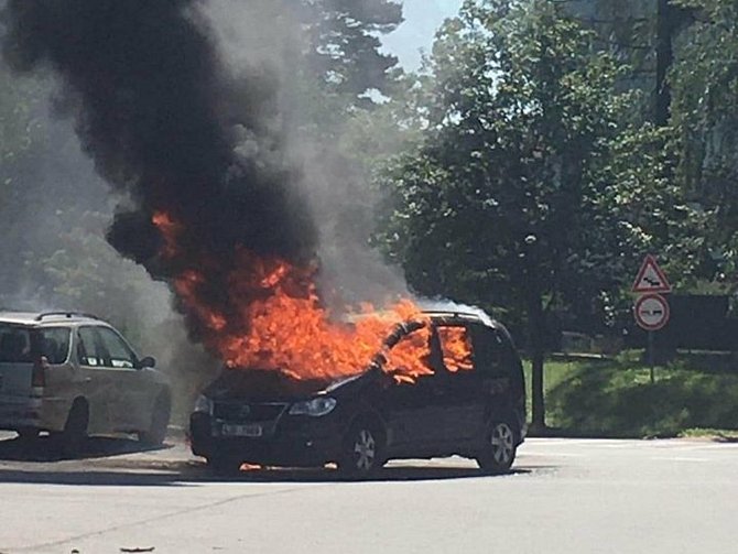 V Pelhřimově v úterý hořelo auto.