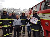 Zástupci sboru dobrovolných hasičů převzali certifikát od svých podporovatelů s plnou parádou.
