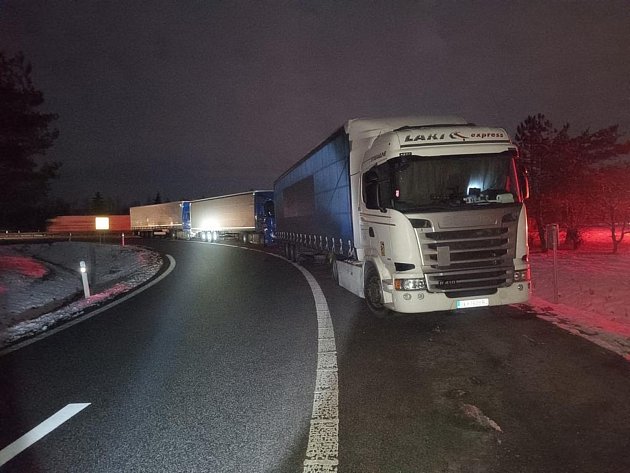 Nebezpečný nešvar na D1: za špatné parkování kamionů na Vysočině padaly pokuty