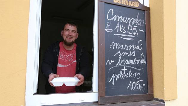 Martin Šimeček vydává v hostinci U Pejchlů v Mnichu obědy přes okýnko.