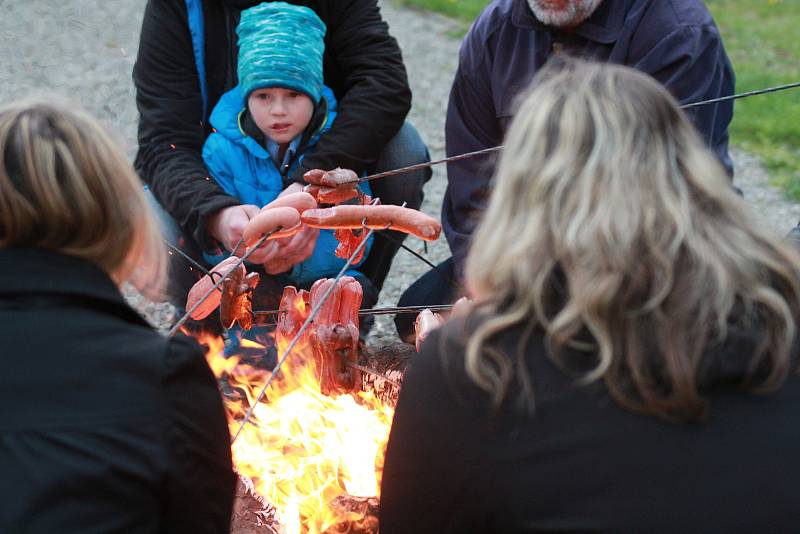 Čarodějnický rej a a lampionový průvod v Pacově začínal na náměstí Svobody a končil v areálu zámecké zahrady.