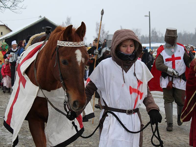 Rej masek odstartoval z vlakového nádraží v Kamenici nad Lipou.