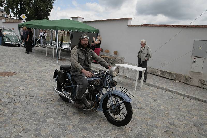 Pacov a okolí patřily v sobotu historickým motocyklům.