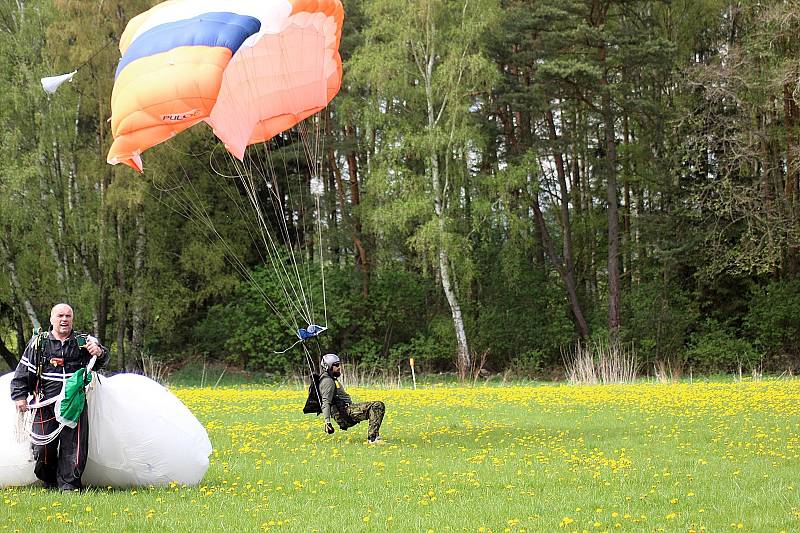 Setkání pilotů na letišti v Kejžlici