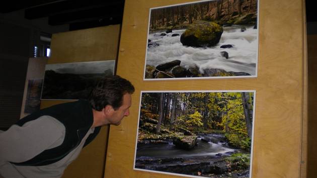 Na výstavu velkoformátových fotografií amatérského fotografa Stanislava Podoláka z Poděbrad mohou zájemci zavítat do rodného domu Gustava Mahlera v Kalištích. 