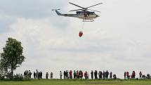Pokud by velitel zásahu uznal, že je nutné k hašení požáru ve špatně přístupném terénu povolat pomoc, z Prahy, nebo z Brna by na Vysočinu dorazil policejní vrtulník se závěsným vakem.
