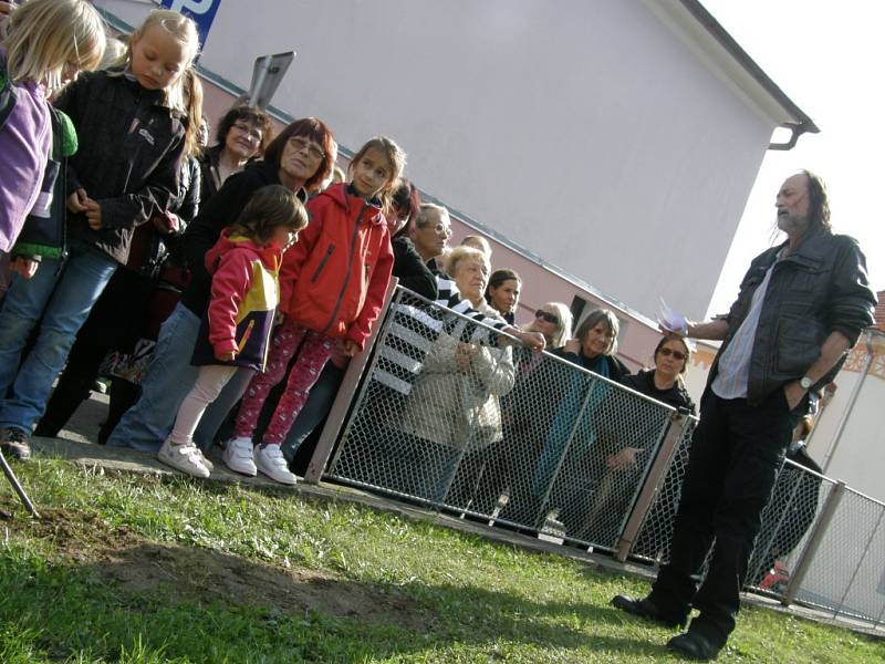 Město Humpolec se postaralo o dopravu balvanu na místo a o úpravu okolí památníku.  Pamětní desku navrhl Jan Zoubek. Zhotovena byla v ateliéru Matouše Holého.