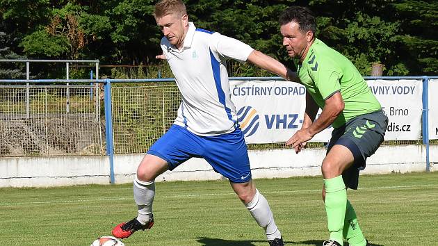 Ve víkendovém souboji fotbalistů Žirovnice (v bílo-modrém) a Náměště nad Oslavou-Vícenic (v zelených dresech) stříleli branky pouze prvně jmenovaní.