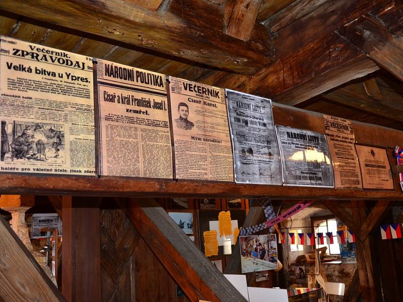 Muzeum rekordů  a kuriozit v Pelhřimově připravilo pro návštěvníky retro výstavu kopií historických novin monitorující vznik Československa. 