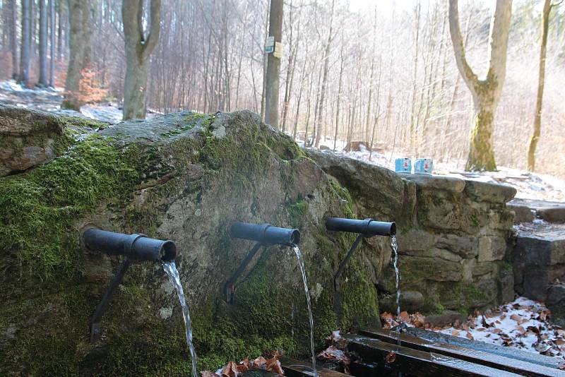 Zázračná (též Zlatá) studánka.