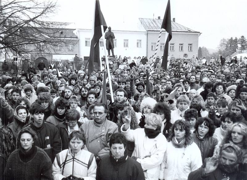 Archivní snímky z doby Sametové revoluce v Humpolci.