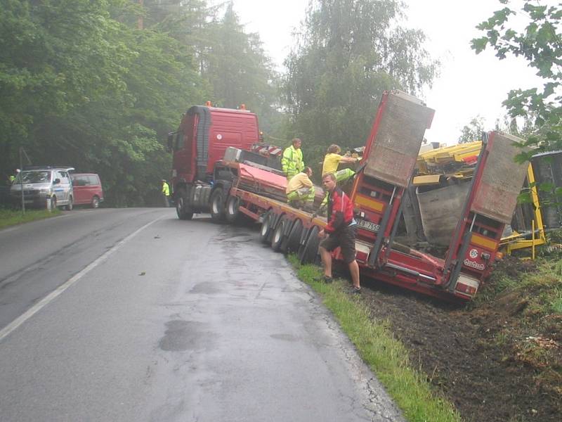 V příkopu při výjezdu z lesa od Brodu směrem na Rozkoš se ocitla už řada vozů (na snímku nehoda z loňského léta).