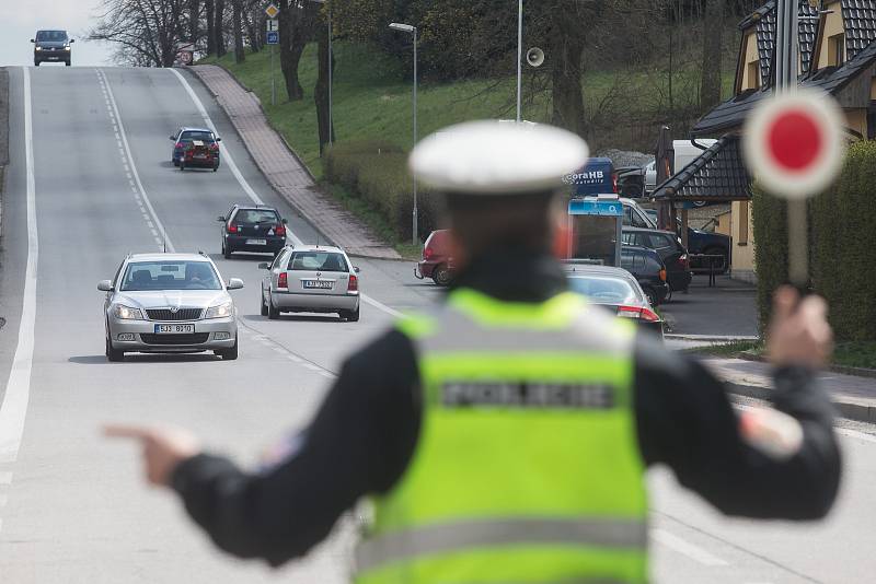 Silniční kontrola. Lidé na Vysočině, kteří mají zakázáno řídit motorová vozidla, usedají za volant stále častěji. Tito řidiči se navíc ještě před jízdou častokrát posilňují alkoholem či drogami.