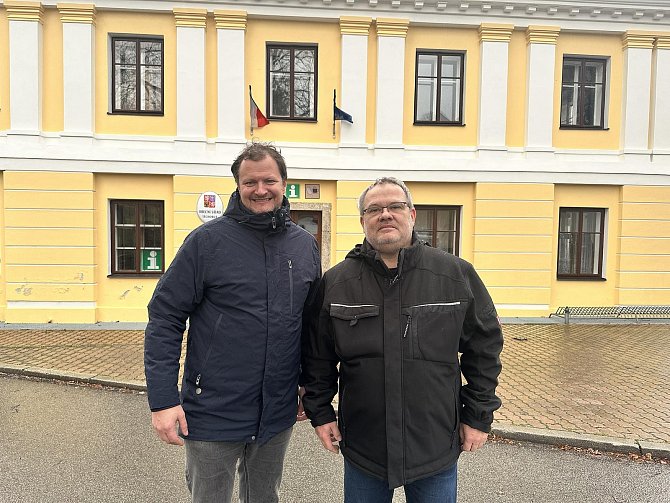 Novým starostou Těchobuze je Aleš Boháček (vpravo). Pavel Hájek po dvaceti letech končí.