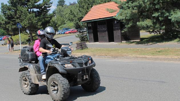 Čtyřkolkáři v lesích vadí hlavně myslivcům. Plaší zvěř