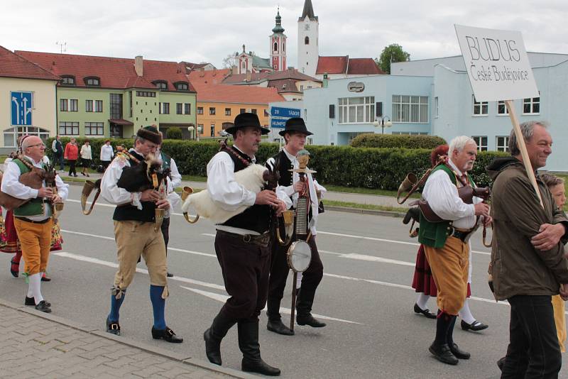 Součást sobotních pacovských dudáckých slavností byl i pochod městem. Folklorní soubory z mnoha koutů České republiky se prošly od pacovského zámku k tamní sokolovně, kde pokračoval zbytek programu.