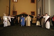 O víkendu se v želivském klášteře odehraje příběh zrození Ježíška. Fotografie ze zkoušek.
