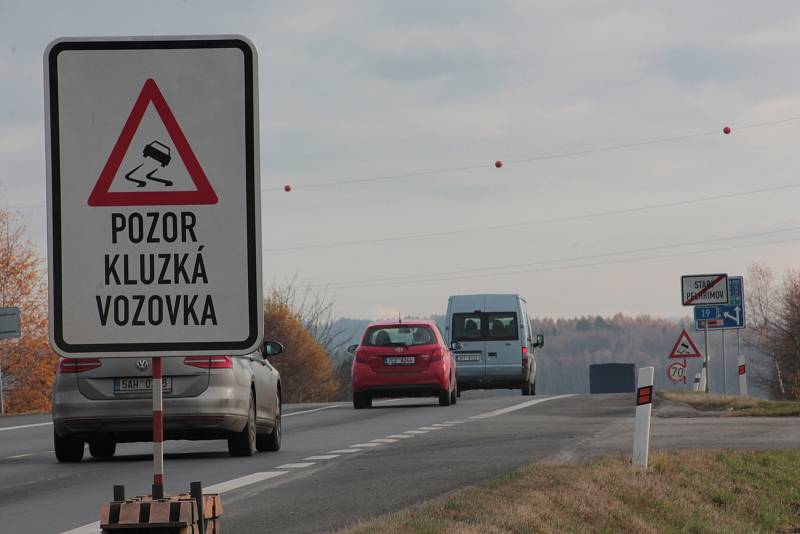 Na opraveném obchvatu Pelhřimova je nový povrch silnice kluzký.