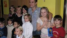 Finalisté pěvecké soutěže Československá Superstar zavítali do dětského domova v Humpolci.