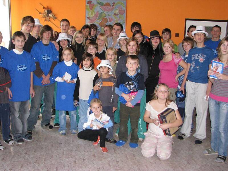 Finalisté pěvecké soutěže Československá Superstar zavítali do dětského domova v Humpolci.