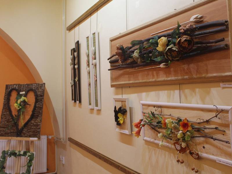 Od úterý mohou zájemci v pelhřimovské Galerii M vidět společnou výstavu Marcely Filipové a klientů z Domova Kopretina v Černovicích pod vedením Ireny Puchnerové. 